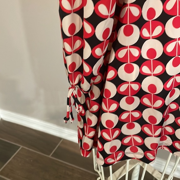 Two blouses identical pattern. Four buttons down the front. - Picture 7 of 7